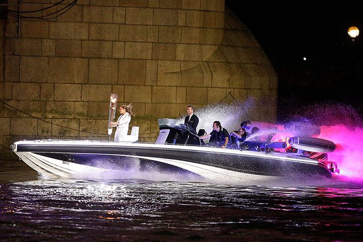 david-beckham-drives-speedboat-on-thames-carrying-olympic-torch-to-opening-ceremony-via-www.theguardianpost.co_.uk_
